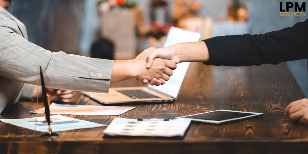 Lpm-services-kundengespraech Beratungsgespräch mit Kundin von LPM Services